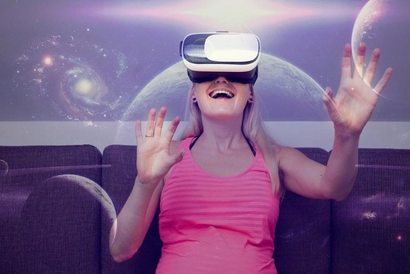 VR-Virtual-Reality-Women